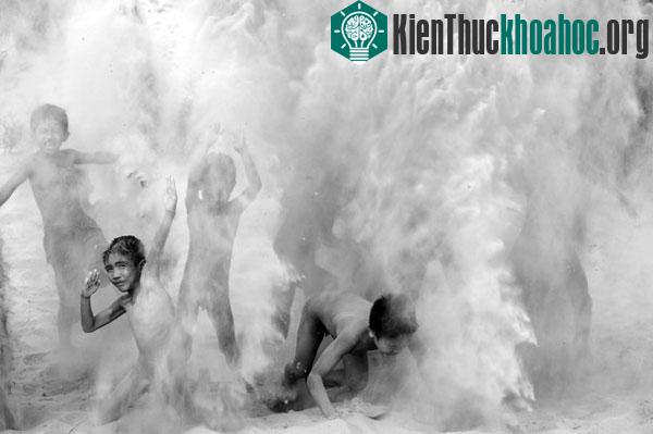 Những đứa trẻ chơi trên bãi bồi của sông Mekong, phía nam của Lào. (Ảnh của tác giả Sayan Chuenudomsavad)