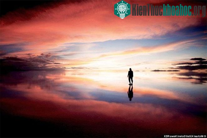 Salar De Uyuni ở Bonivia không chỉ là hồ muối tự nhiên lớn nhất thế giới mà còn nổi tiếng là một trong những thiên đường trên trái đất bởi khả năng phản xạ ánh sáng tuyệt vời. (Ảnh: REX)
