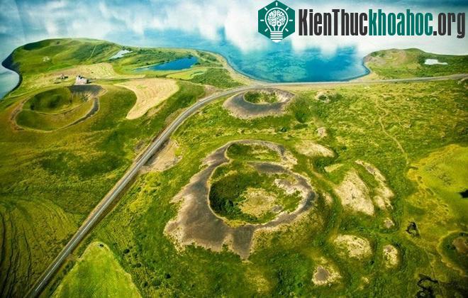 Dung nham đã chảy xuống thung lũng Laxárdalur đến vùng đồng bằng đất thấp Ađaldalur, nơi chúng được đẩy vào Bắc Băng Dương, cách hồ Myvatn khoảng 50km.