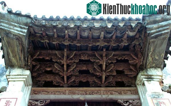 Cổng nhà cong, uốn lượn với những cánh dơi - biểu tượng cho chữ "phúc". Mái cổng bằng gỗ được trạm khắc tinh xảo, với nhiều kiểu hoa văn. Trải qua gần 100 năm, những chi tiết được đục đẽo...