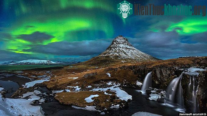 Ảnh chụp cực quang trên thác nước Kirkjufell ở Iceland trong một đêm trăng tháng 3/2014, được chụp bởi nhiếp ảnh gia Nicholas Roemmelt.&nbsp;(Ảnh: Daily Mail)