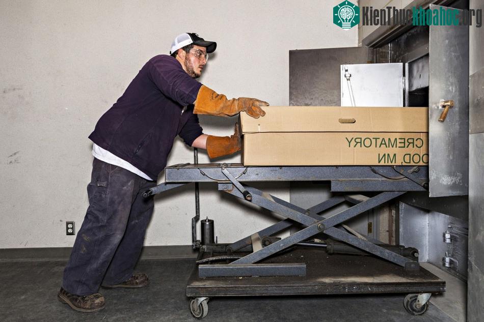 Ở nước này, vào thập niên 70, cứ 10 người chết mới có 1 người hỏa táng, nhưng hiện nay, tỉ lệ này đã là 4/1, tức là 25%. Người ta tiên đoán vào năm 2025 thì số người chết muốn thiêu sẽ lên đến 50%.