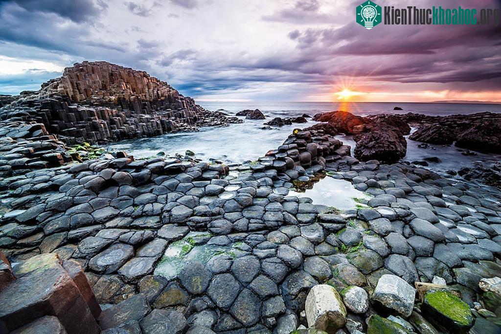 Cao nguyên nham thạch Giant's Causeway gồm 40.000 cột đá bazan xếp liền nhau.