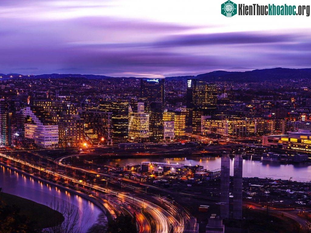 GDP bình quân theo đầu người năm 2015 là 67.619 USD