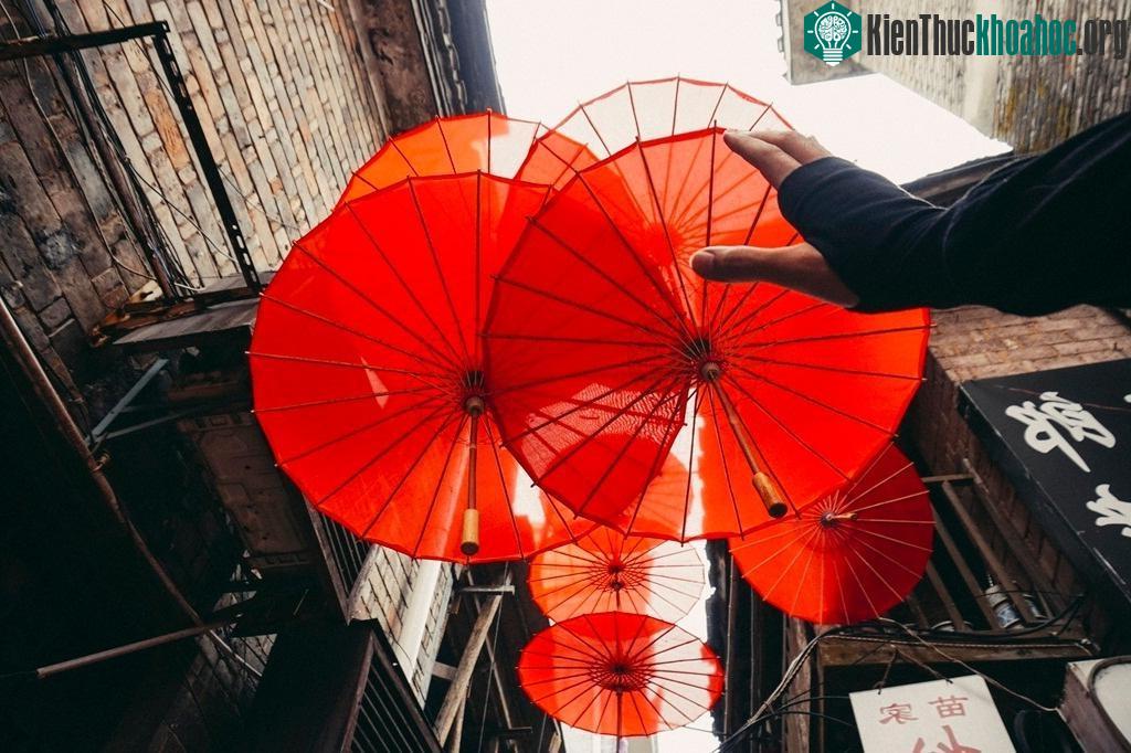 Tại đây, chúng tôi được chứng kiến cuộc sống sinh hoạt đời thường của các dân tộc. Bạn có thể dễ dàng gặp được một vài người Miêu bên mẹt hàng nhỏ thêu thùa, khâu vá. Hay gặp người Hán, người Thổ đ...