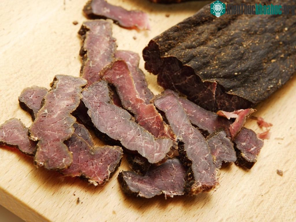 Biltong, Nam Phi: Biltong giống món bò khô. Tuy nhiên, ở Nam Phi, người dân sử dụng nhiều loại thịt để làm biltong, từ thịt linh dương kudu, linh dương đầu bò tới đà điểu. Món này có vị cay hấp dẫn...