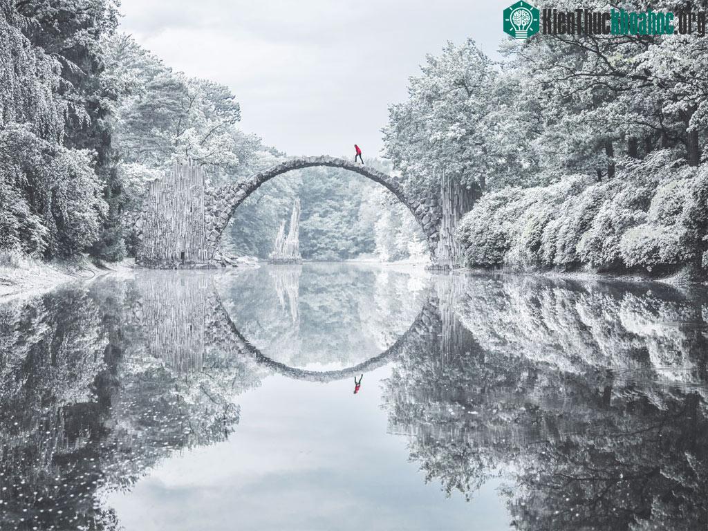 Rakotzbrücke nằm trong miền rừng tận sâu biên giới phía đông nước Đức. Một vòm cầu được nối liền 2 miền rừng, soi bóng xuống mặt hồ kết hợp với quang cảnh tráng lệ xung quanh thật hoàn hảo. Băng qu...