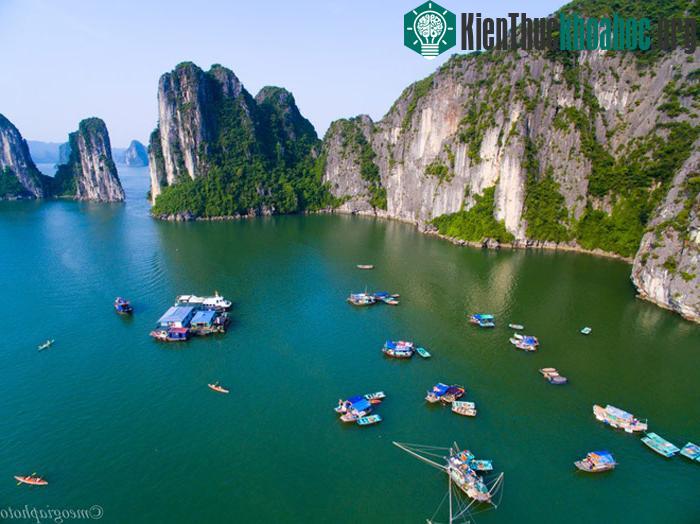 Khung cảnh biển trời bao la xanh ngắt một màu với những hòn đảo nhỏ trên biển xanh.