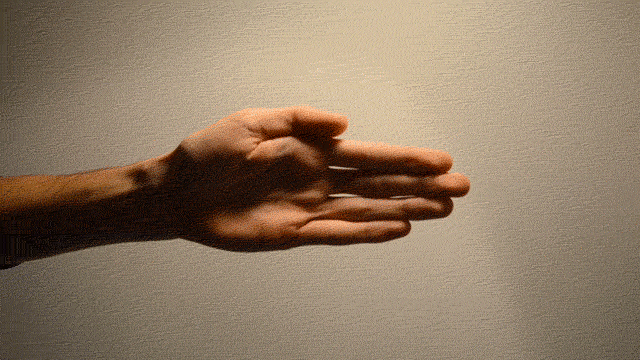 Lớp lưới xuất hiện trên tay và rồi... biến mất
