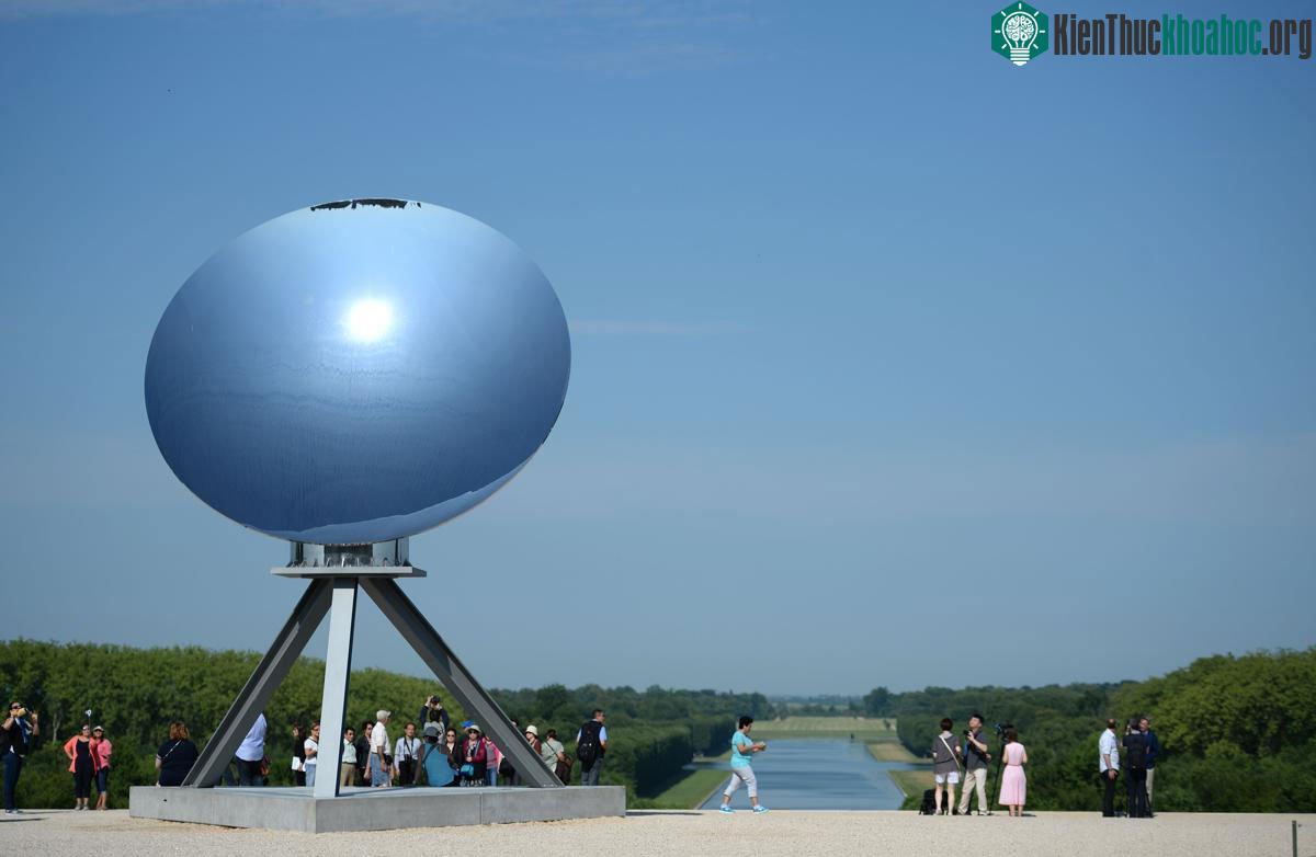"Sky Mirror" tác phẩm nghệ thuật làm bằng thép không gỉ của nghệ sĩ đương đại người Anh Anish Kapoor trưng bày tại khu vừng của Chateau de Versailles, Pháp, 05/06/2015.