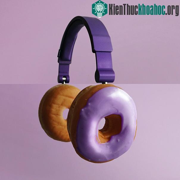 Tai nghe + bánh donut