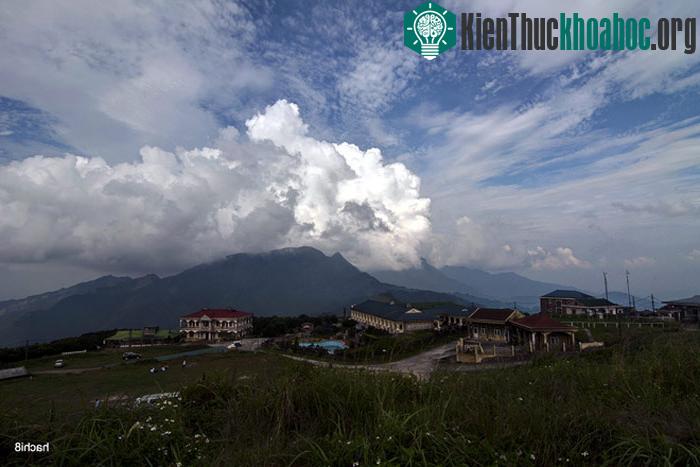 Mẫu Sơn đón bạn bằng sương mây và gió trời lồng lộng cùng nhiều ngôi nhà cổ với hệ thống nhà nghỉ từ lâu không được khai thác, sử dụng.