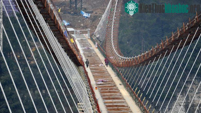 Công nhân đi dọc khung cầu. Nơi này cũng sẽ có một trong những điểm nhảy bungee cao nhất thế giới.