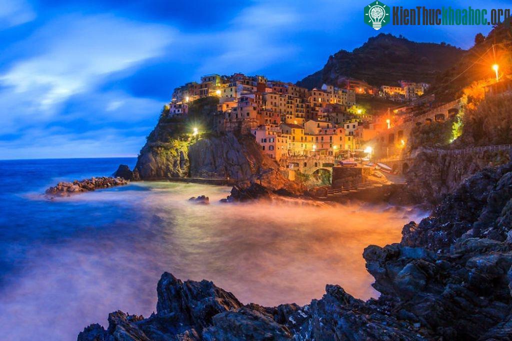 Khung cảnh lúc chập choạng tối tại Manarola, La Spezia, Italy.