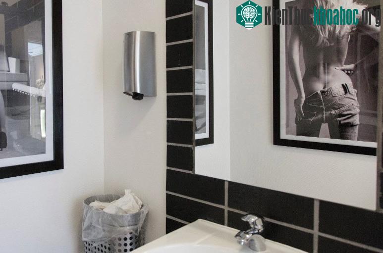 Ở trong, các bức ảnh sexy được treo trên tường.