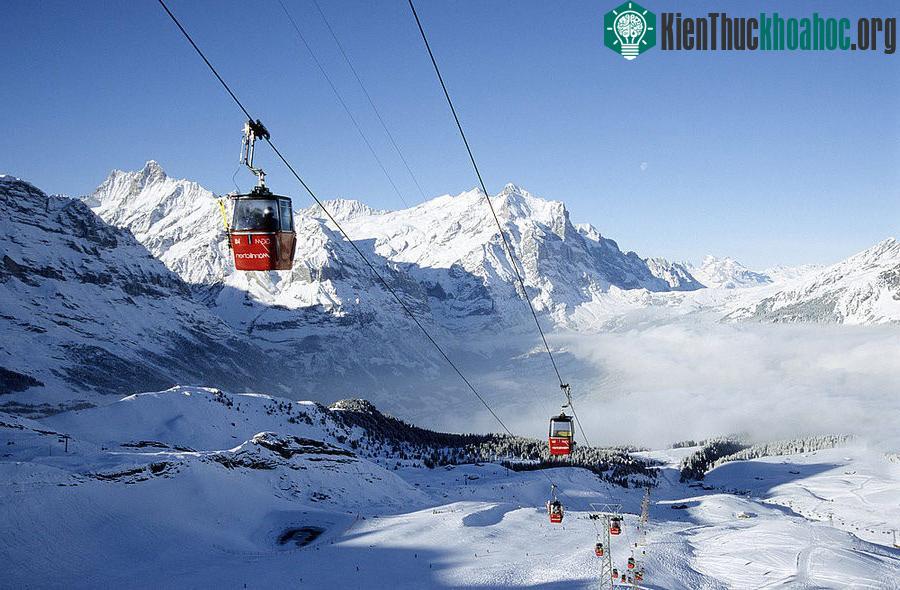 Tuyến cáp Grindelwald-Männlichen, Thụy Sĩ: Một trong những tuyến cáp dài nhất thế giới nối làng Grindelwald-Grund ở độ cao 943 m với Männlichen ở độ cao 2.230 m ở dãy Alps. Trong chuyến đi kéo dài ...