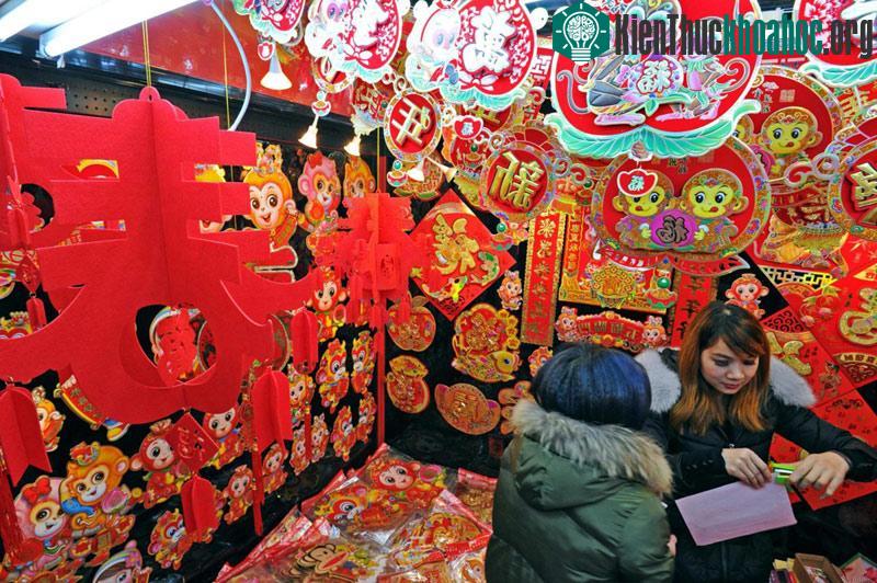 Gian hàng bán bao lì xì, chuông, câu đối với sắc đỏ chủ đạo ở trung tâm thương mại Yiwu, tỉnh Chiết Giang, Trung Quốc. Theo quan niệm của người Trung Quốc, màu đỏ tượng trưng cho may mắn và tốt làn...