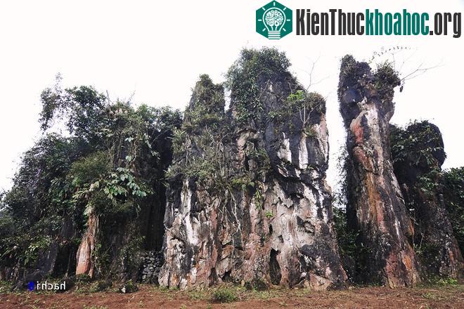 Nhóm tượng đá Thạch Sơn Thần. Nằm ven quốc lộ 4C trên bề mặt khá bằng phẳng của cao nguyên Làng Đán thuộc xã Quyết Tiến, huyện Quản Bạ, nổi lên sừng sững một cụm 7 cột đá vôi với thế đứng kỳ lạ.