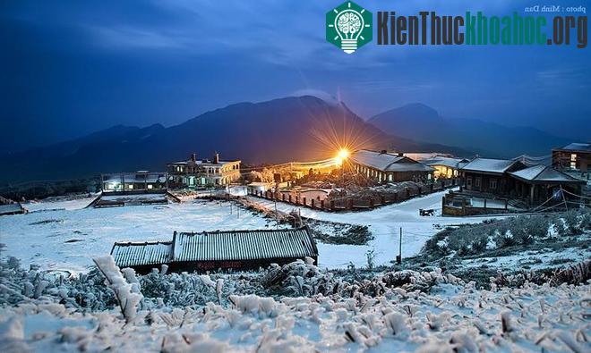 Ngôi nhà trong đêm những ngày tuyết rơi.