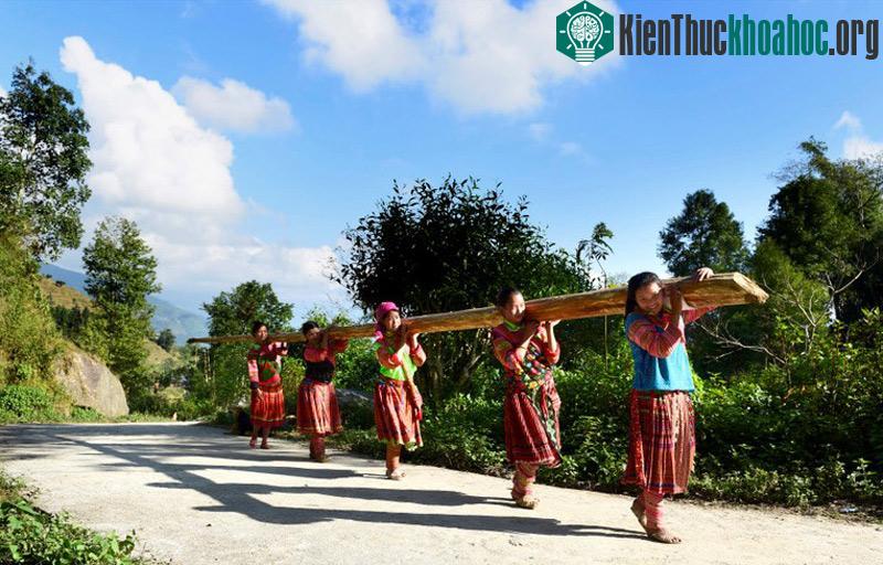Những bước chân trên đường đi xây dựng nhà mới của dân tộc ở Tả Sử Choóng.