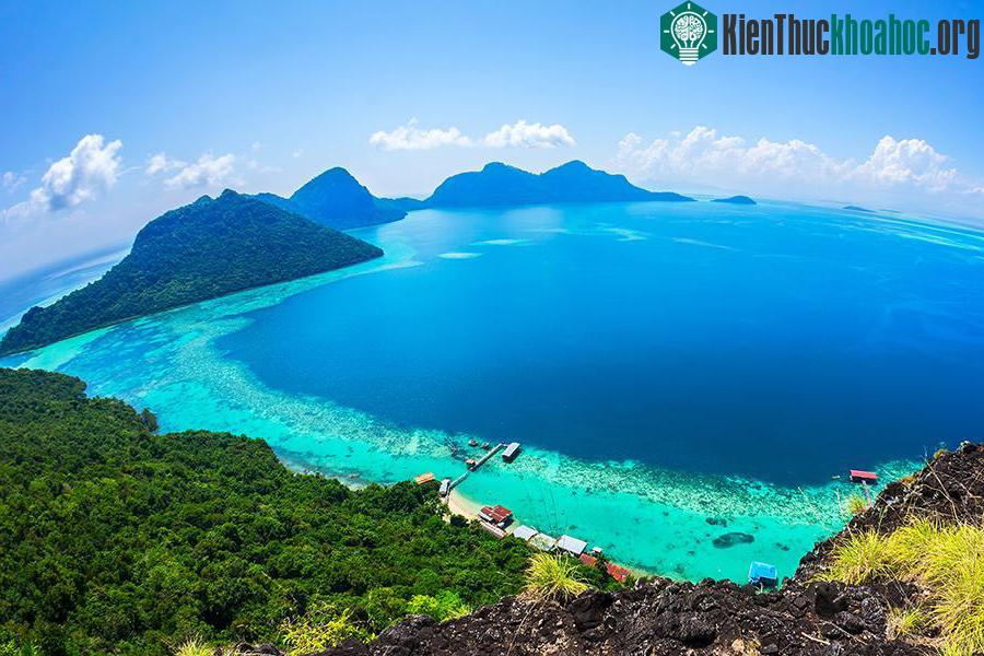 Sabah, Borneo thuộc Malaysia: Sabah đem lại cho mỗi người một trải nghiệm khác biệt. Từ lặn biển tới leo núi, bạn sẽ liên tục được chiêm ngưỡng thế giới tự nhiên phong phú, sống động. Đây cũng là m...