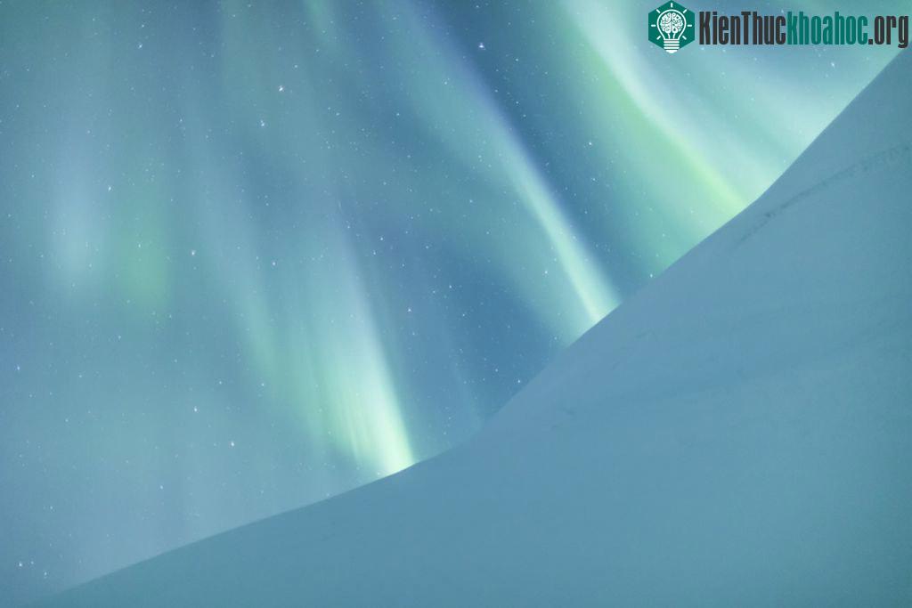 Bức ảnh được chụp tại Công viên quốc gia Abisko, Lapland, Phần Lan. Jamen Percy đã suýt bỏ cuộc sau nhiều giờ trên núi tuyết chờ cực quang xuất hiện.