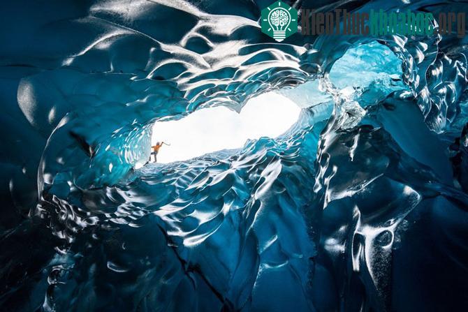 Thế giới siêu thực trong lòng sông băng