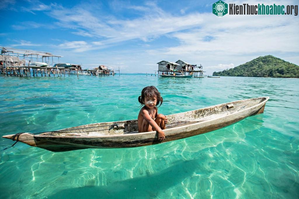 Trẻ con học bơi và lặn từ khi còn nhỏ.