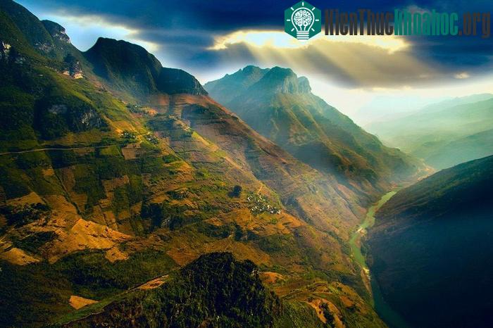 Mã Pì Lèng hùng vĩ giữa bình minh- (Ảnh: ngocthaolong)