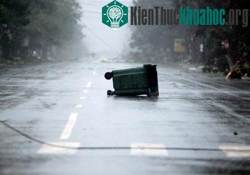 Thùng rác bị gió bão quật văng xa hàng chục mét.