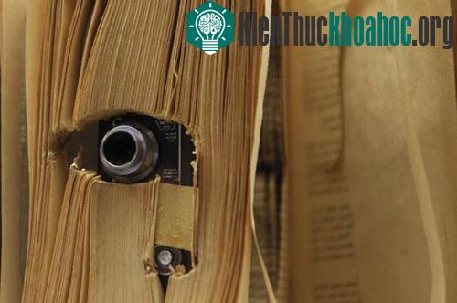 Các điệp viên của Cơ quan tình báo trung ương Mỹ (CIA) đã sử dụng loại máy ảnh nhỏ đặt trong quyển sách như thế này