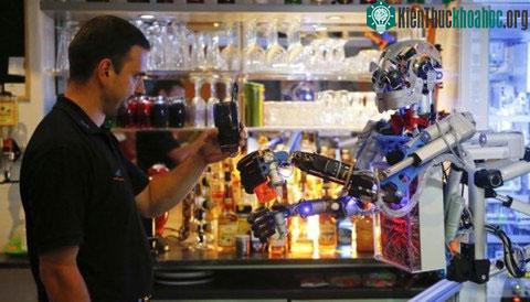 Người tạo robot cho biết, Carl biết pha chế các đồ uống theo yêu cầu của khách, và thưởng thức đồ uống, hoặc cùng trò chuyện với khách.