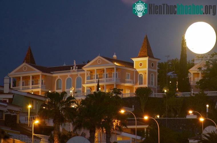 Siêu trăng ngày càng nhỏ dần. Nguyên nhân của hiện tượng này là Mặt trăng ngày càng rời xa Trái đất, với tốc độ 3,8cm/năm. Các nhà khoa học cho rằng, khi mới hình thành, Mặt trăng chỉ cách trái đất...