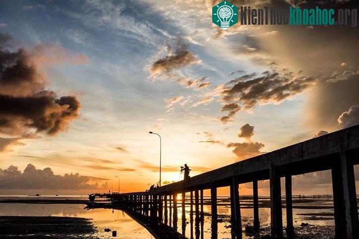 Đón bình minh trên cầu tàu Phú Quốc- (Ảnh: chuongnguyen)