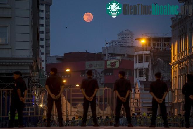 Ngắm siêu trăng đầu tiên của mùa thu 2015