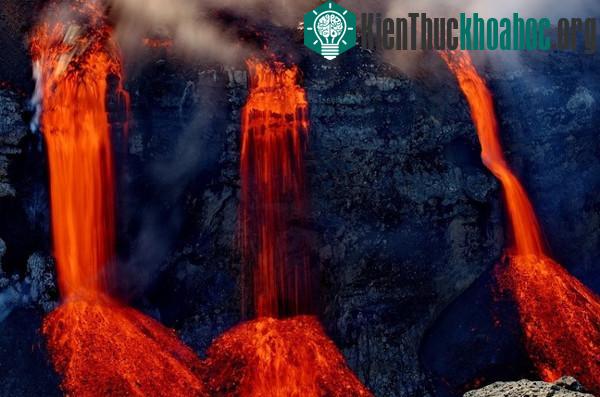 Những dòng nham thạch tại miệng núi lửa Fimmvorduhals.