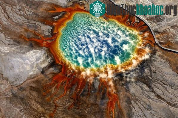 Hồ đa sắc Grand Prismatic Spring ở Hoa Kỳ. (Tác giả: Jassen T).