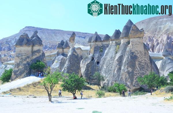 Khắp các thung lũng nay là những thị trấn nhỏ như Cavusin, Uchisar, Avanos, Goreme và Nevshir … Không khó để du khách nhìn thấy những cột đá nhiều hình thù kỳ lạ thậm chí là nhạy cảm. Ngoài ...