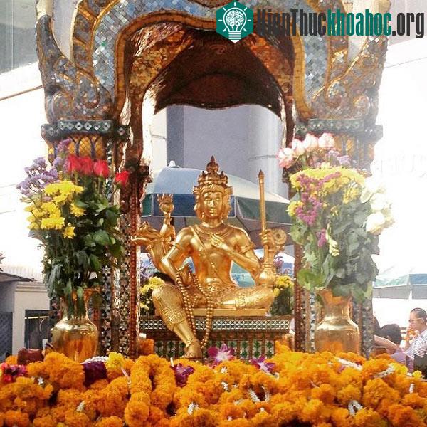 Tượng thần sáng tạo hiện lên trang nghiêm và hiền hòa