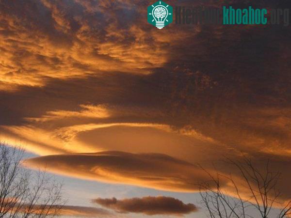 Kinh ngạc những đám mây có hình dáng giống UFO