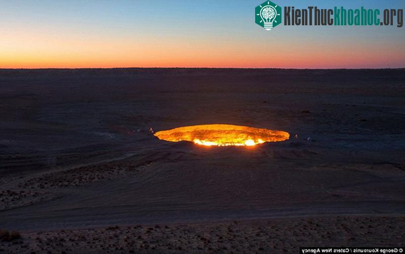 Thám hiểm “cổng địa ngục” cháy rừng rực ở Turkmenistan