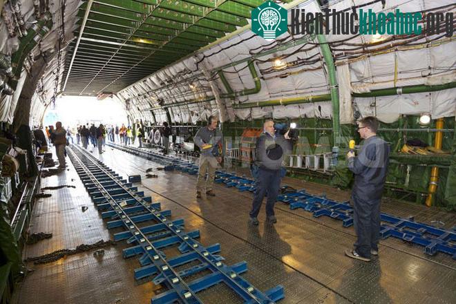 Khoang hàng hóa của An-225 có chiều dài 43m; rộng 6,4m; cao 4,4m. (Ảnh: Demotix)