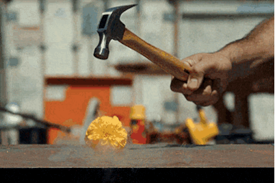 6. Một bông hoa đóng băng bị đập bẹp bởi búa.