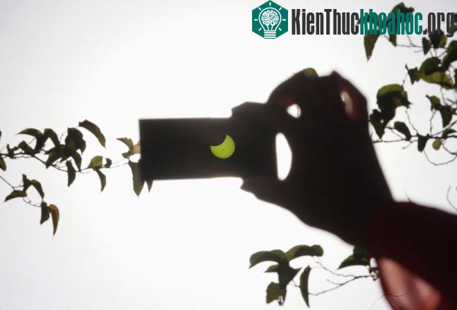 Hiện tượng "Mặt Trăng nuốt Mặt Trời" được nhìn qua kính của một thợ hàn, bên ngoài bảo tàng La Rodadora, thành phố Ciudad Juarez, thủ phủ bang Chihuahua, Mexico. (Ảnh: Reuters)