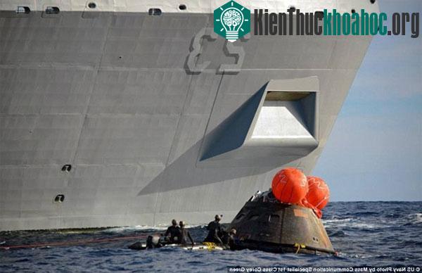 USS Anchorage là tàu phù hợp để trục vớt EFT-1 bởi nó ở hữu một khoang lớn cùng các thiết bị y tế hiện đại, trực thăng, radar tìm kiếm ba chiều và thuyền nhỏ phục vụ cho hoạt động trục vớt. Một nhó...