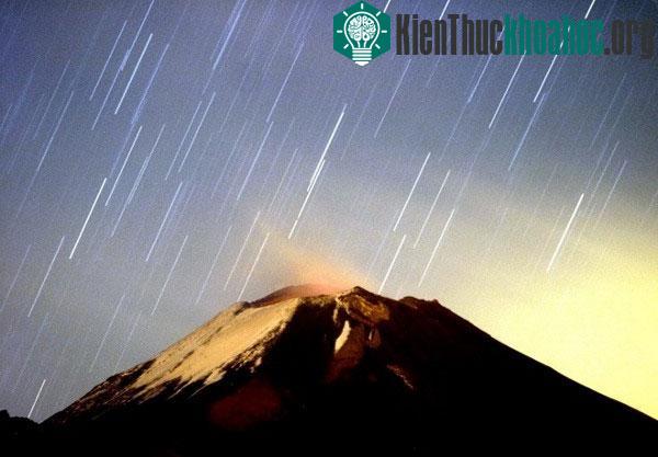 Hình ảnh trận mưa sao băng Geminids gần làng San Nicolas de los Ranchos ở bang Puebla, Mexico.