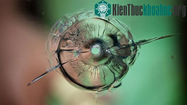 Các cửa sổ của Nhà Trắng đều lắp kính chống đạn mạnh nhất. Bức ảnh chụp viên đạn để lại vết trên kính sau khi bắn ở khoảng cách 640m.