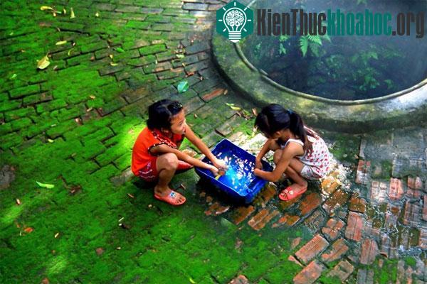 Đôi bạn chơi bên giếng cổ thôn Thượng, xã Tiên Phương