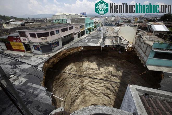 Tháng 6/2010, cơn bão nhiệt đới Agatha phá hủy đường sá và cầu vượt ở thành phố Guatemala thuộc Cộng hòa Guatemala. Nhiều ngôi nhà bị chôn vùi dưới lớp bùn đất và có ít nhất 175 người thiệt mạng. M...