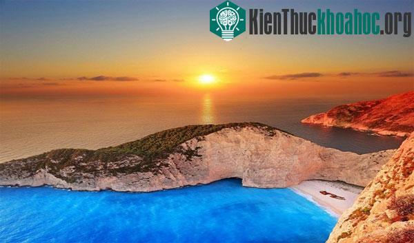 Cảnh hoàng hôn trên bãi biển Navagio.